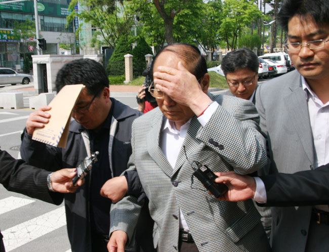 이 군수 구속여부 6시쯤 판가름 < 정치/행정 < 홍성신문 < 기사본문 - 홍성신문 내포타임즈 이 군수 구속여부 6시쯤 판가름