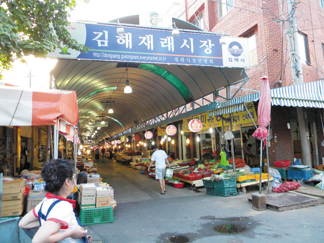 깊은 역사와 진한 칼국수 맛 어우러진 시장의 특화 < 기획/특집 < 홍성신문 < 기사본문 - 홍성신문 내포타임즈 깊은 역사와 진한 칼국수 맛... 