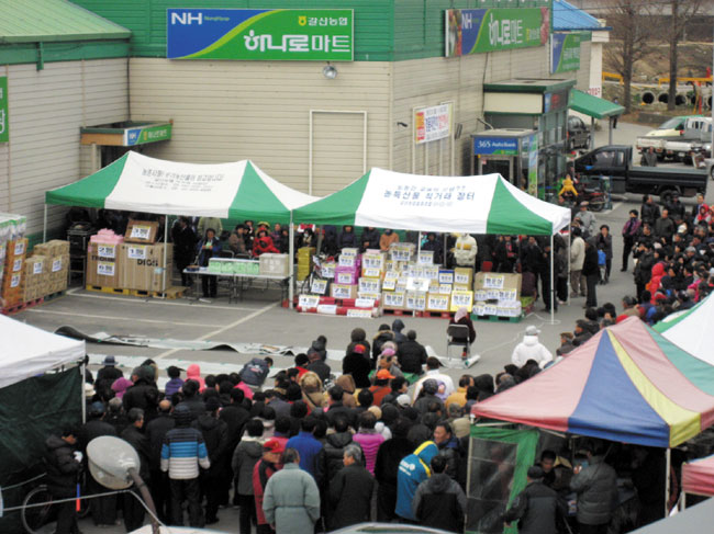 갈산농협 하나로마트 경품행사 1100명 몰려 < 읍면중계탑 < 홍성신문 < 기사본문 - 홍성신문 내포타임즈 갈산농협 하나로마트 경품행사 1100명... 