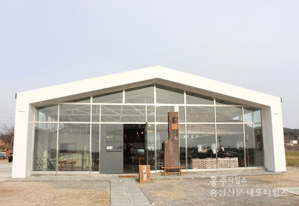 바다 보며 여유 보낼 수 있는 카페 < 사회 < 홍성신문 < 기사본문 - 홍성신문 내포타임즈 바다 보며 여유 보낼 수 있는 카페