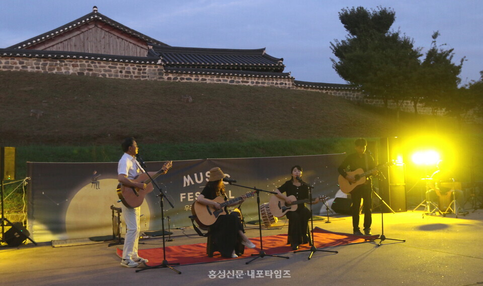 홍주향교에서 지난 9일 저녁 열린 주민을 위한 음악회 중 기타와 어우러진 혼성 4인조의 공연이 펼쳐지고 있다.