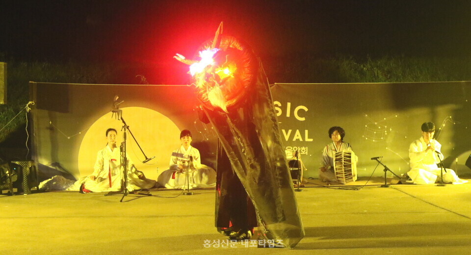 홍주향교에서 지난 9일 저녁 열린 주민을 위한 음악회의 하이라이트는 연희가무극 ‘용봉대신기’였다. 사진은 공연을 연출한 문진수 명인의 용춤.