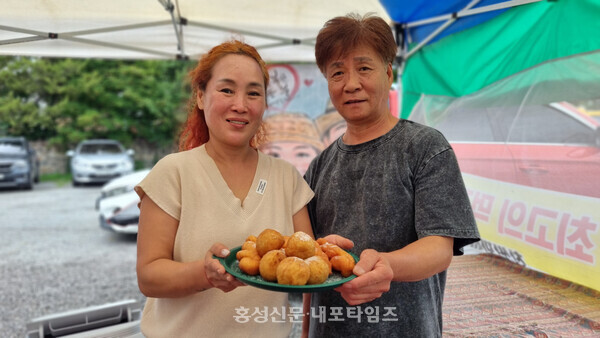 전북 김제시에 사는 조효동(63)·김혜성(60) 부부는 매주 토요일 희망장터에서 꽈배기를 판매하고 있다. 