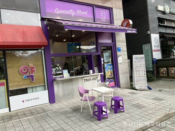더벤티 홍성내포점은 홍성고등학교 인근 상가에 자리잡고 있다.  새롭게 갱신되는 다양한 음료를 합리적인 가격으로 제공하고 있다. 