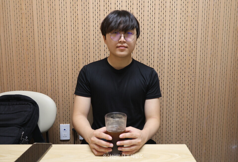 전기기능사 자격증 시험을 준비 중인 선호는 작가의 꿈도 키우고 있다.