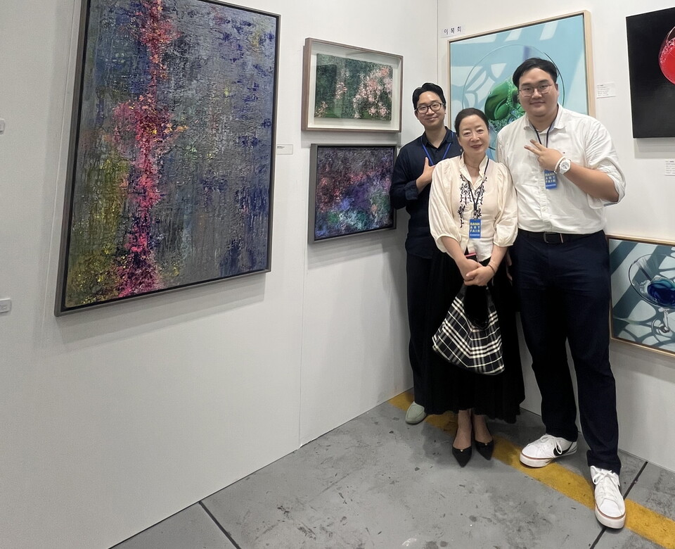 홍성을 중심으로 활동 중인 이선경 작가는 두 번째 가족 전시를 열고 있다. 왼쪽부터 큰아들 한승규, 이선경 작가, 둘째 아들 한준규. 사진=이선경 작가