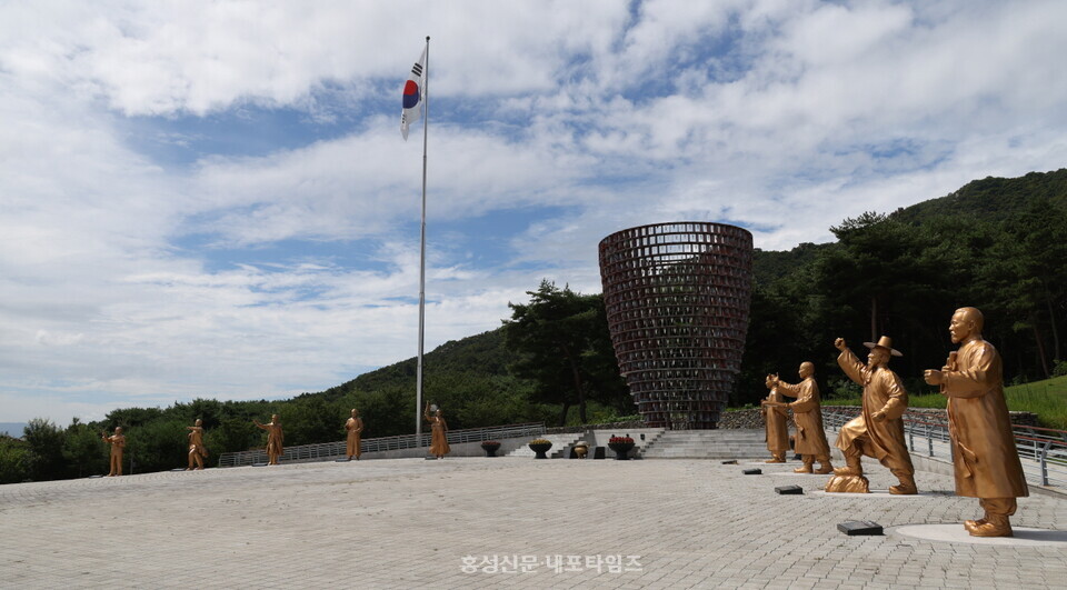 2029년 충청남도보훈공원에는 다리로 연결된 보훈관과 의병기념관이 생긴다. 사진은 충혼탑과 독립운동가 동상.