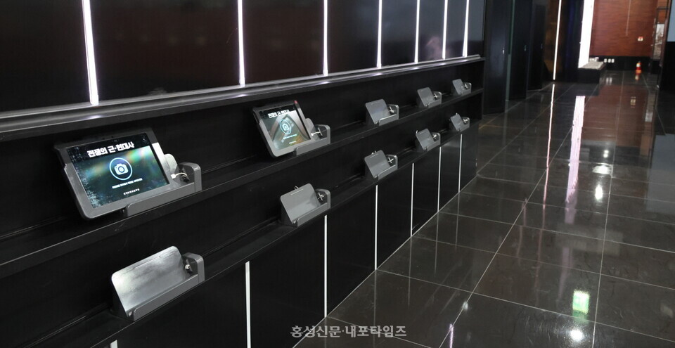 충남보훈관 AR 체험 공간의 태블릿PC 10대 중 2대만 운영되고 있다.