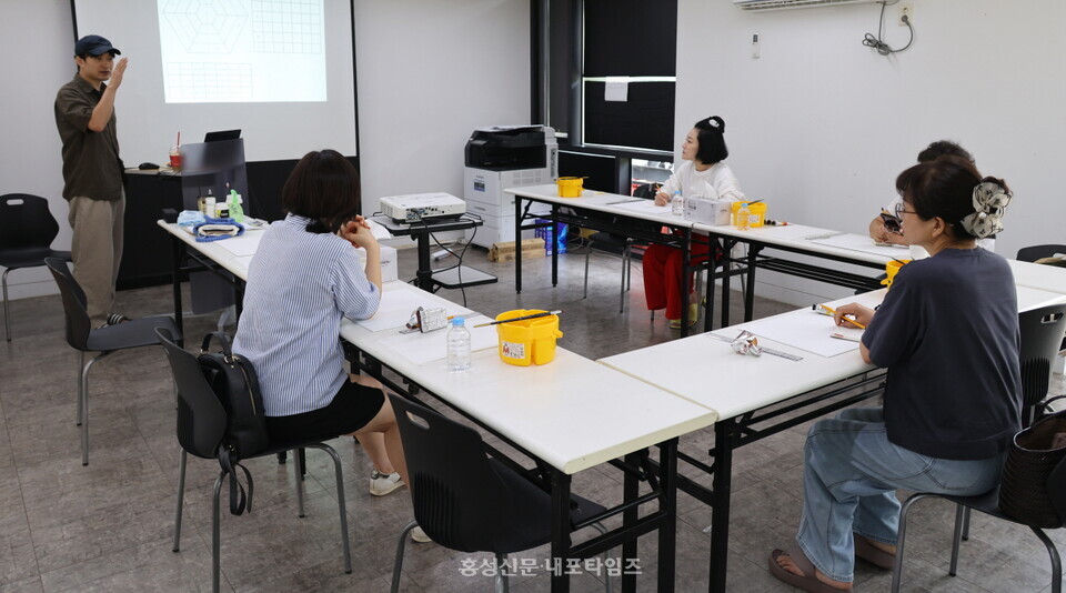 이응노의 집 창작스튜디오에 머무는 전병구 작가는 ‘삼원색으로 시작하는 컬러차트’ 협업 프로젝트를 운영했다.