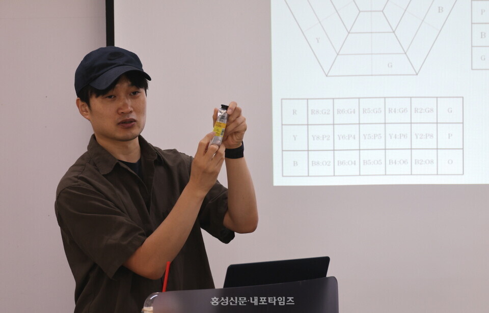 이응노의 집 창작스튜디오 제9기 전병구 작가가 삼원색에 관해 설명하고 있다.