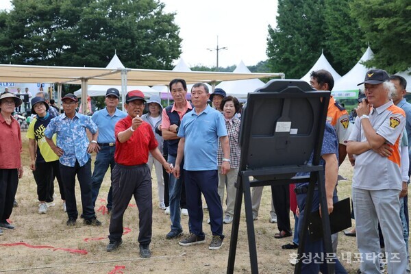 장곡면 한 주민이 장곡면민체육대회에서 한궁경기를 하고 있다. 