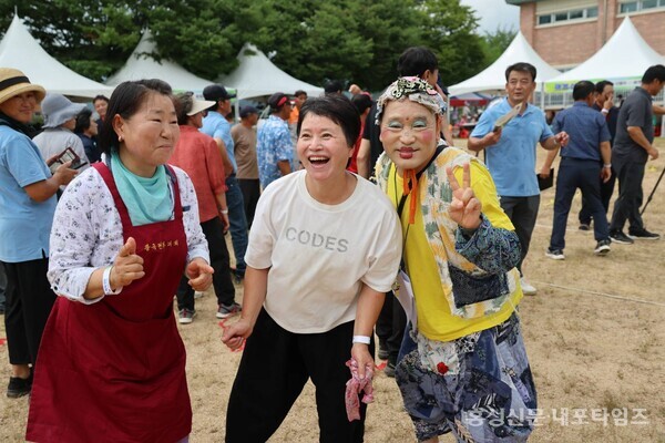 색소폰 연주에 맞춰 주민들이 리듬을 타고 있다. 