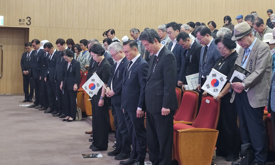 ‘제116주년 경술국치 추념식’ 참석자들이 묵념하고 있다. 사진=충남도