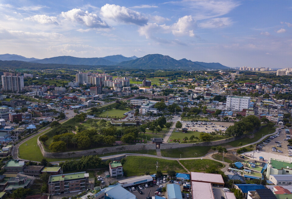 지방소멸의 위기 속에서 국가유산을 활용한 생활인구 유입 촉진과 지역 경제 활성화가 숙제로 떠올랐다. 사진은 홍성 지역 국가유산 활성화의 중심에 있는 홍주읍성. 사진=홍성군