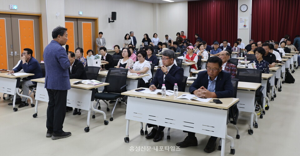지난 8월 28일 2026 갈뫼 역사 문화 심포지엄에는 많은 주민이 참석했다. 사진은 축사하고 있는 강승규 국회의원.