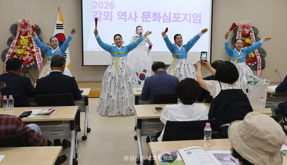 갈뫼역사문화연구회 심포지엄의 흥을 돋운 식전 공연 모습.