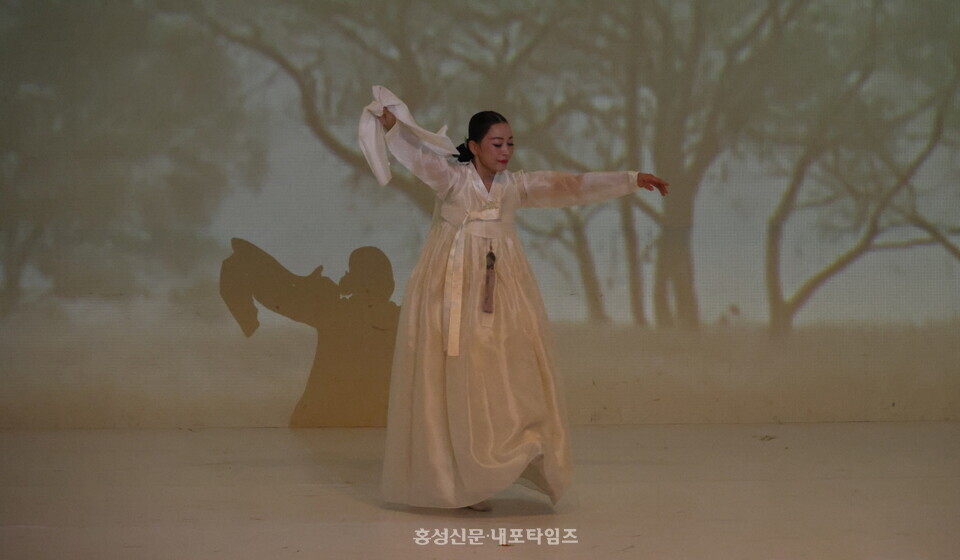 ‘만해, 님의 침묵 100주년, 시대를 말하다’ 행사의 1부는 만해의 시 세계를 몸의 언어로 새롭게 풀어낸 무대로 꾸며졌다. 사진은 ‘살풀이’ 무대.