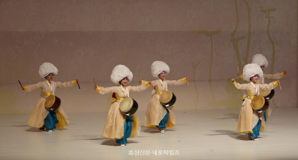‘만해, 님의 침묵 100주년, 시대를 말하다’ 행사의 1부는 만해의 시 세계를 몸의 언어로 새롭게 풀어낸 무대로 꾸며졌다. 사진은 ‘한국의 미’ 공연.
