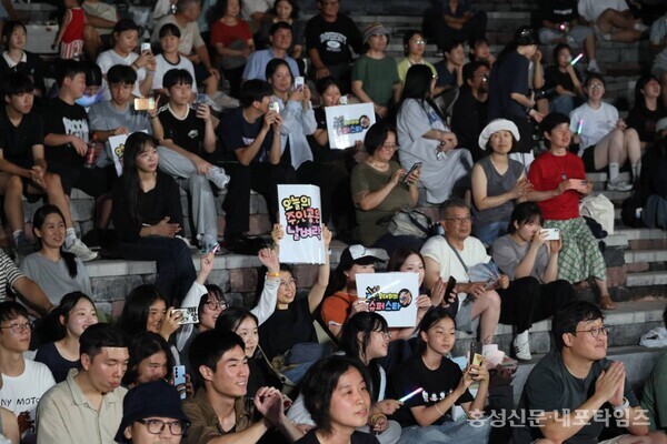 관객들이 홍동중 밴드 '날벼락'을 응원하는 피켓을 들고 흔들고 있다. 