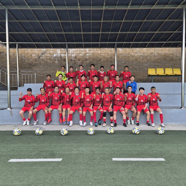 2019년 창단한 홍성실버FC는 현재 60세 이상 회원 45명이 활동하고 있다. 대부분 30년 이상 축구를 즐겨오고 있다. 사진 홍성실버FC