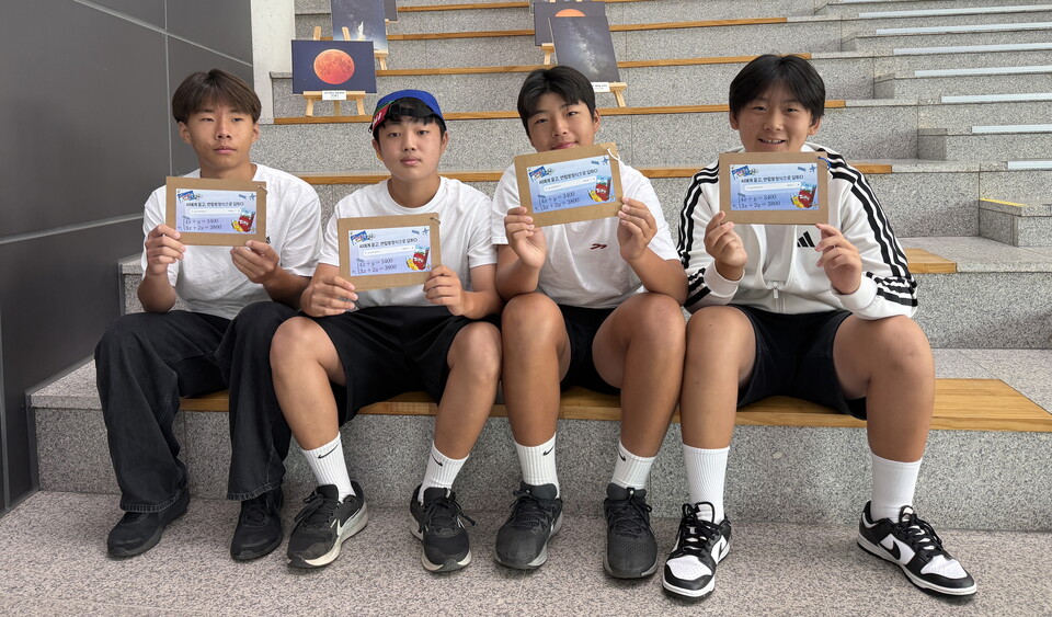 ‘2026 충남 학생 창의수학 탐구대회’ 수학 숏폼 창작 부문 우수상을 받은 홍주중 학생들. 사진=홍주중