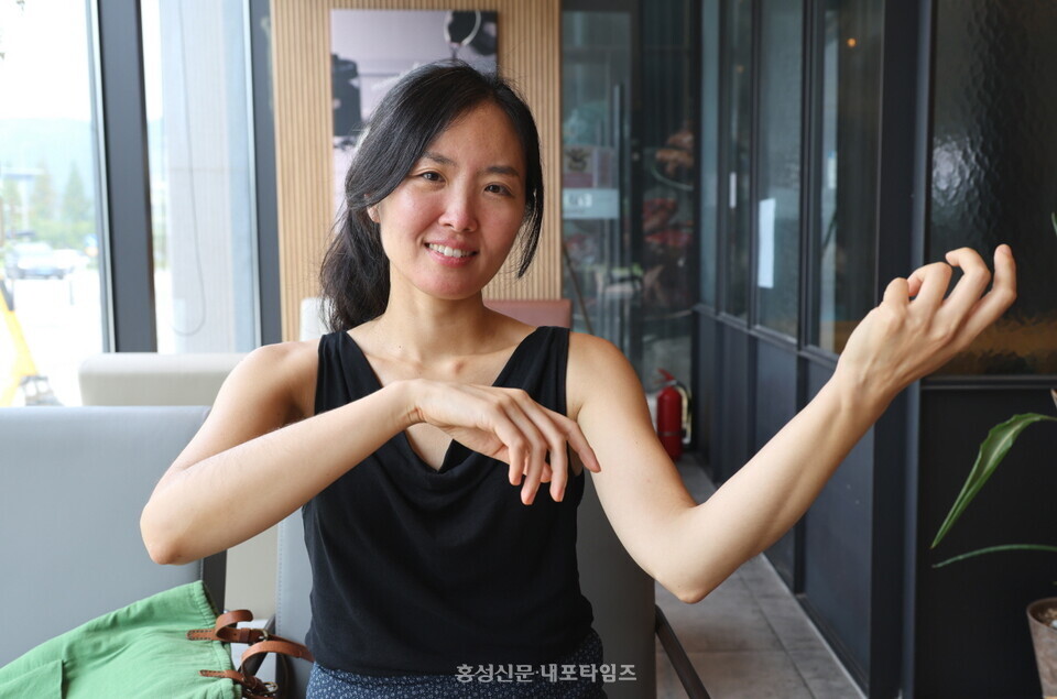 고향 사람들을 위해 두 번째 ‘쉼표 콘서트’를 열었던 비올리스트 길고은이 연주 포즈를 보여주고 있다.