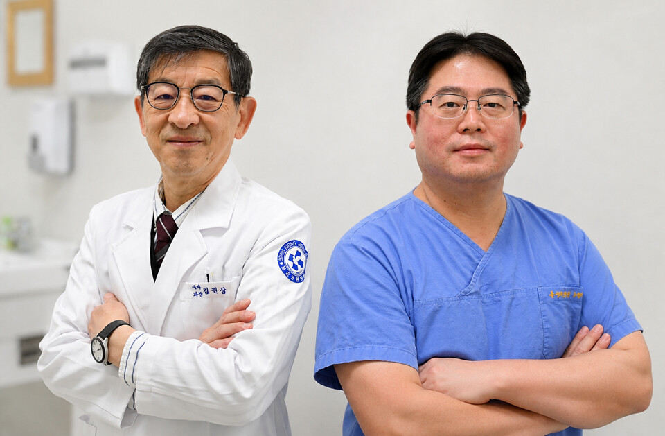 세삼한 진료로 한 주민의 건강을 지켜준 홍성의료원 8내과 김권삼(왼쪽), 비뇨의학과 오범석 과장. 인터뷰는 끝끝내 고사해 사진만 받을 수 있었다. 사진=홍성의료원