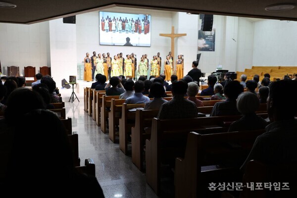 이날 교회 성도를 비롯한 주민들이 객석을 가득 채웠다. 