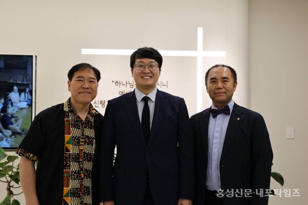 사진 왼쪽부터 우무초 합창단 이문기 지휘자, 광천감리교회 유재성 담임목사, 우무초 합창단을 창단한 한상훈 선교사.