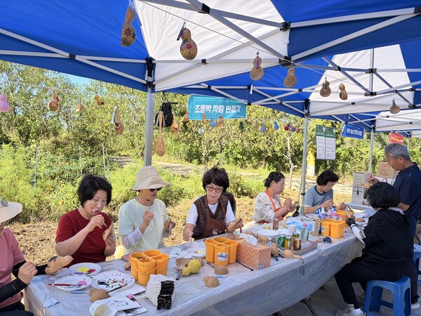 금마 구암마을 수세미조롱박 축제를 찾은 방문객들이 조롱박에 그림을 그리는 체험을 하고 있다. 사진=금마면