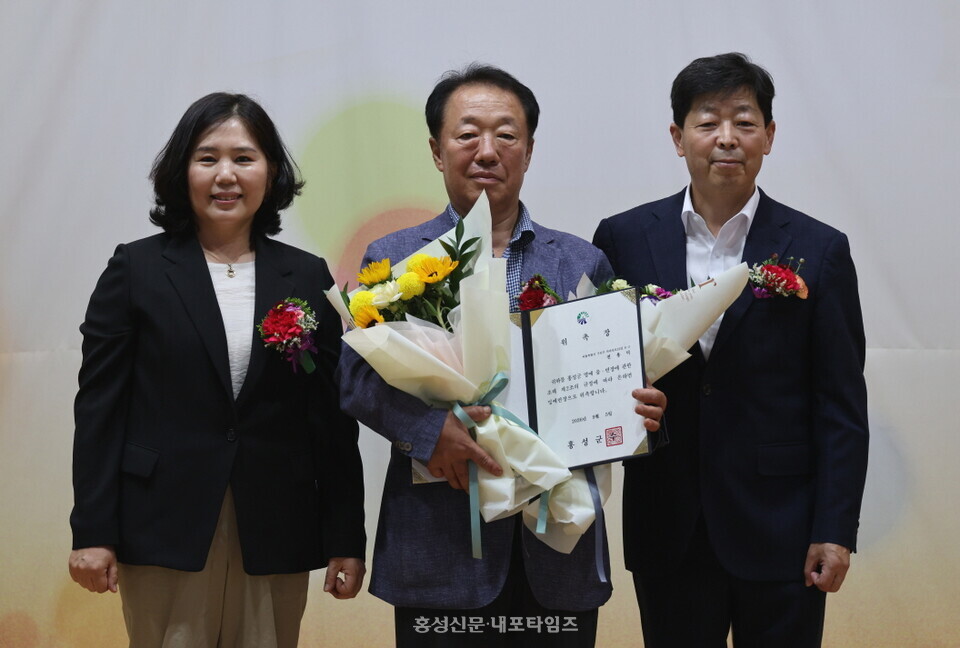 전용덕 은하면 명예면장이 지난 5일 주민총회에서 위촉됐다. 왼쪽부터 심선자 은하면장, 전용덕 명예면장, 박정주 군수.