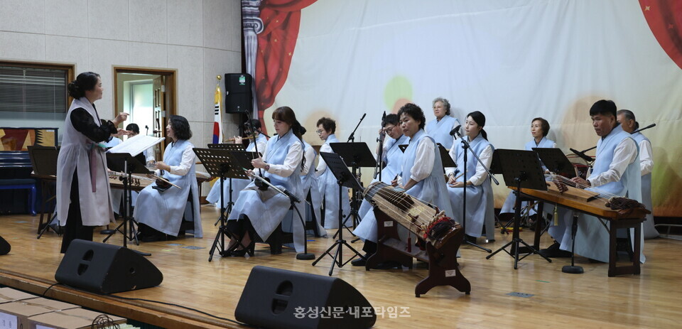 은하면 주민총회의 흥을 돋운 홍성군립국악관현악단.