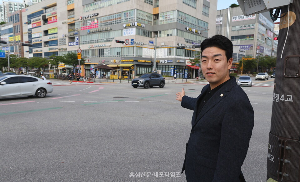 김호진 홍성군의원은 5분 발언을 통해 내포신도시 대각선 횡단보도 설치 필요성을 주장했다. 사진은 지난달 26일 홍성고사거리.
