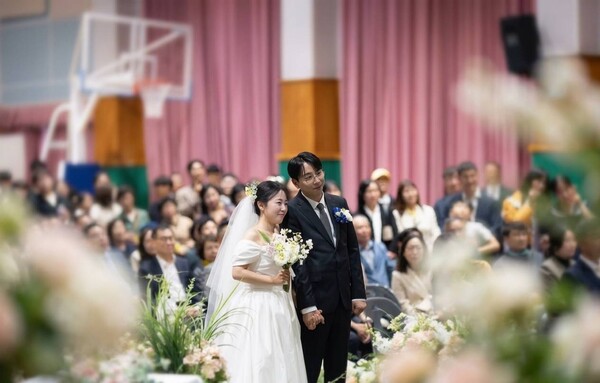 지난해 은하초등학교에서 결혼식을 올린 김승현·박순영 부부. 사진= 김승현