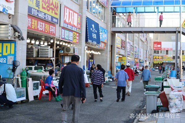 남당항 대하 축제를 찾은 관광객들이 대하를 맛보기 위해 식당을 찾고 있다. 