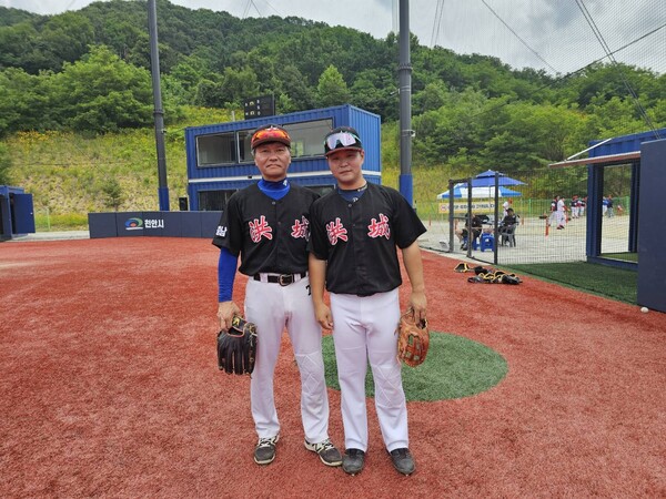 충남도민체육대회에서 홍성 야구 대표로 출전한 아버지 백용주(사진 왼쪽)씨와 아들 백진규 씨.