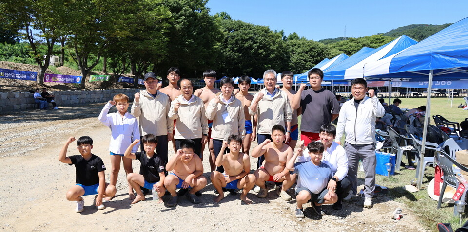홍성군은 올해 도민체전에서 역대 최고 성적을 기록했다. 사진은 박정주 군수와 박만 군의장, 백승균 체육회장 등의 씨름 선수단 격려 모습. 사진=홍성군체육회