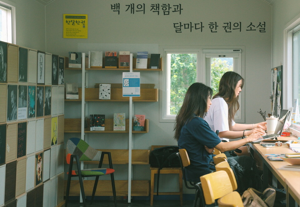 문당마을 곳곳은 워케이션 참가자들의 자율적인 업무 공간이 됐다. 사진=홍성군 문화도시센터