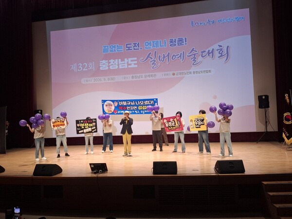 이철규 씨가 충남실버예술대회에서 노래를 부르고 있다. 사진= 대한노인회홍성군지회