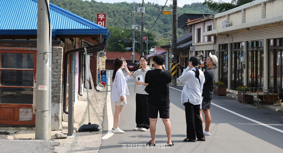 ‘판교 시간이 멈춘 마을’은 드라마 허수아비 촬영지로도 주목받고 있다. 사진은 취재 당일 마주한 한 종편 채널 촬영 모습.
