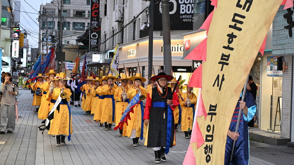 강릉문화원 정운성 사무국장은 “시민이 구경꾼에 머물면 지역 행사가 아니다”라고 강조했다. 사진은 올해 강릉대도호부사 부임행차 퍼레이드. 사진=강릉문화원