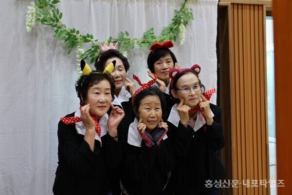 홍성여고 16회 동문들이 총동문회 한마음대회에서 함께 교복을 입고 사진을 촬영하고 있다. 