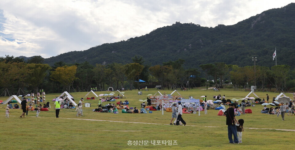 가을을 맞은 홍예공원 잔디밭이 대형 도서관으로 변신했다.