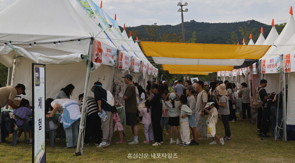충남 독서대전 체험 부스에 많은 사람이 몰려 있다.