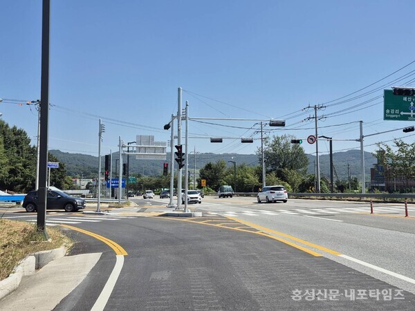 금마면에 조성 중인 버스공영차고지 진입을 계획했던 위치에 좌회전 불가 표지판이 붙어 있다.  충청남도동물위생시험소 홍성본소가 국토부에 민원을 제기하며 어려워진 것으로 알려졌다. 