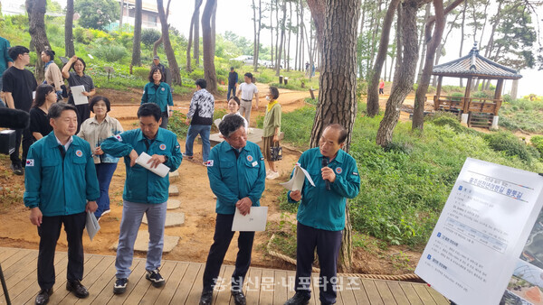 군의회 박만 의장이 매봉재 황톳길과 관련해 집행부에 질문을 하고 있다. 