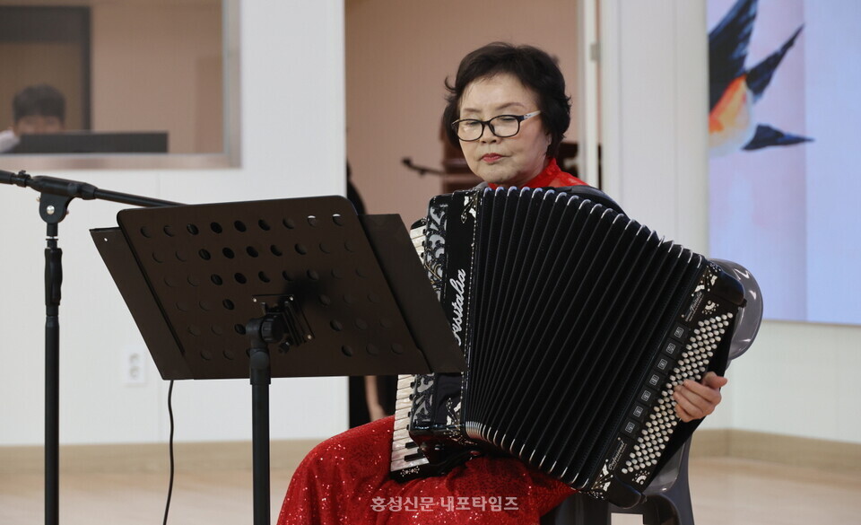 이영희 홍주음악협회장이 ‘송욱 시인 탄생 100주년 기념 문학 축전’의 시작을 알리는 공연을 하고 있다.