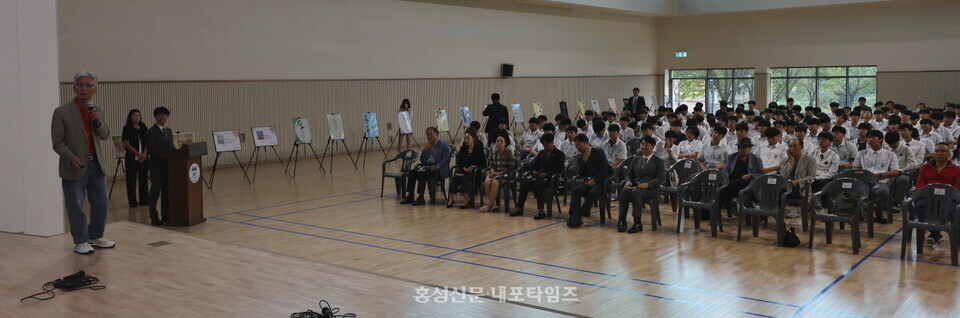 홍주고에서 특강한 박종석 문학박사는 올봄 ‘송욱 문학 연구’와 ‘송욱 평전’ 개정판을 출간했다.