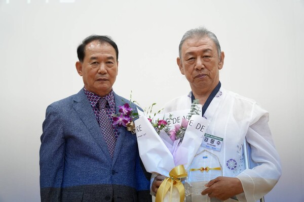 장수전문요양원 강창수(사진 오른쪽) 자원봉사자가 충남사회복지대상을 받았다. 사진=강창수