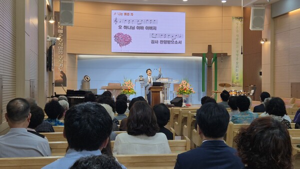 홍북 상리교회에서 열린 홍성지방 5개 감리교회 연합 간증·찬양집회에서 조만행 목사가 간증과 찬양을 하고 있다.